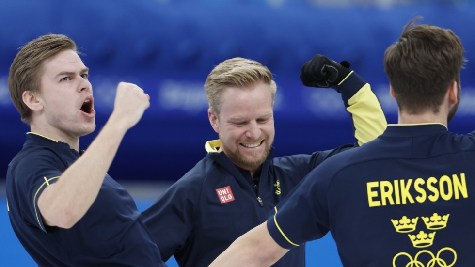 Christoffer Sundgren, Niklas Edin och Oskar Eriksson jublar efter finalrysaren som gav svenskt OS-guld.