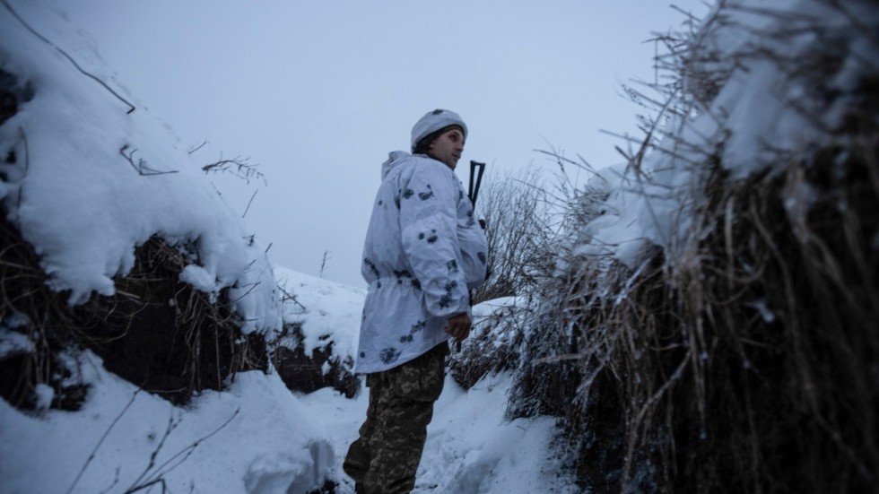 En ukrainsk soldat i en skyttegrav i Donetsk-regionen. Arkivbild.