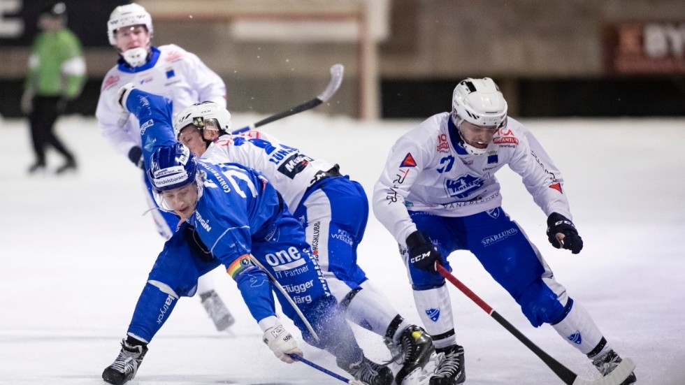 IFK Motalas lagkapten Fredrik Lönn sträcker sig efter bollen. Det var kamp i åttondelsfinalen där båda lagen offrade sig för att vinna. IFK Motala ville mest och gick vidare till kvartsfinal med minsta möjliga marginal.