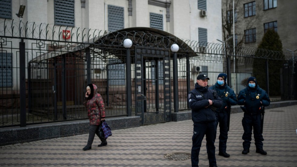 Ukrainsk polis utanför Rysslands ambassad i Kiev under onsdagen.