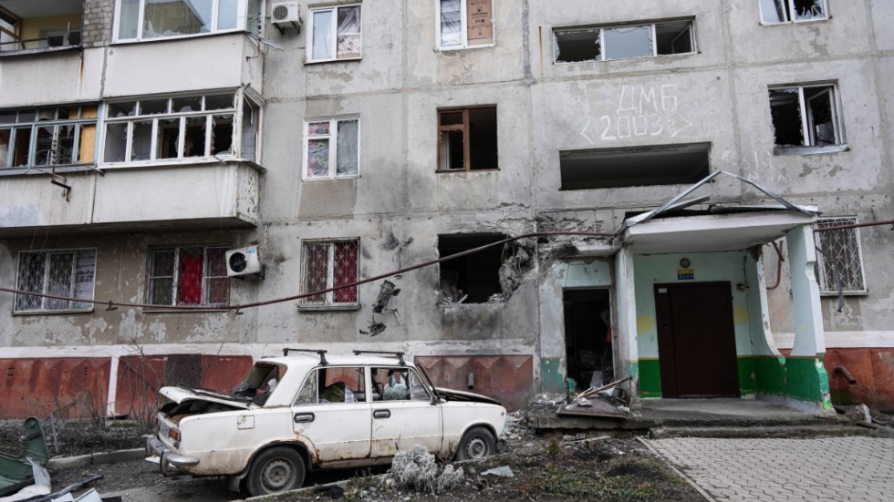 En lägenhetsbyggnad som skadats till följd av en attack i staden Mariupol i Ukraina.