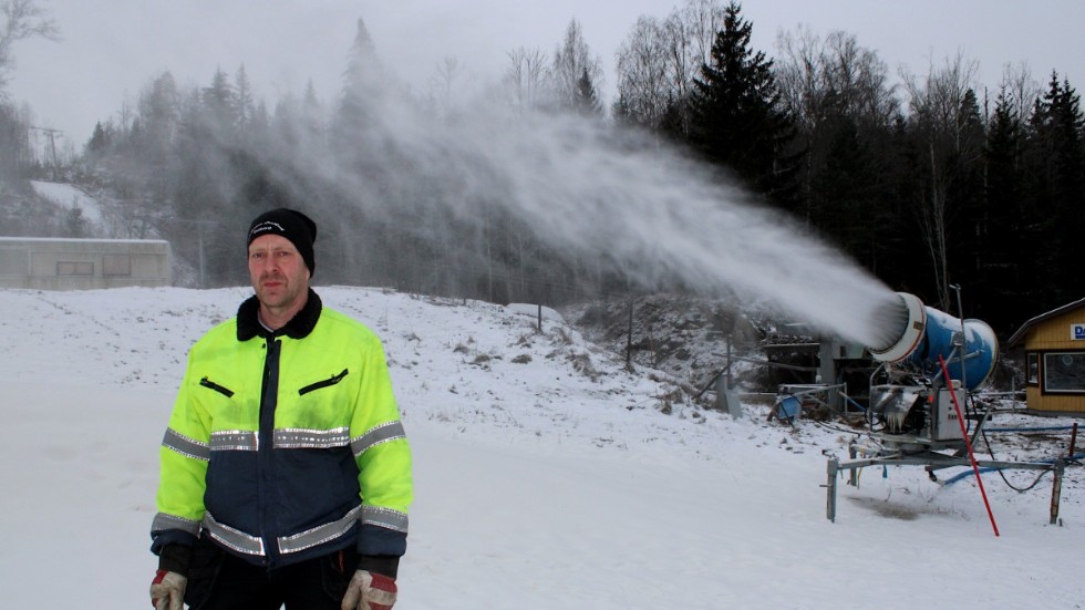 Erik Karlsson är en av de ansvariga för snöläggningen.
