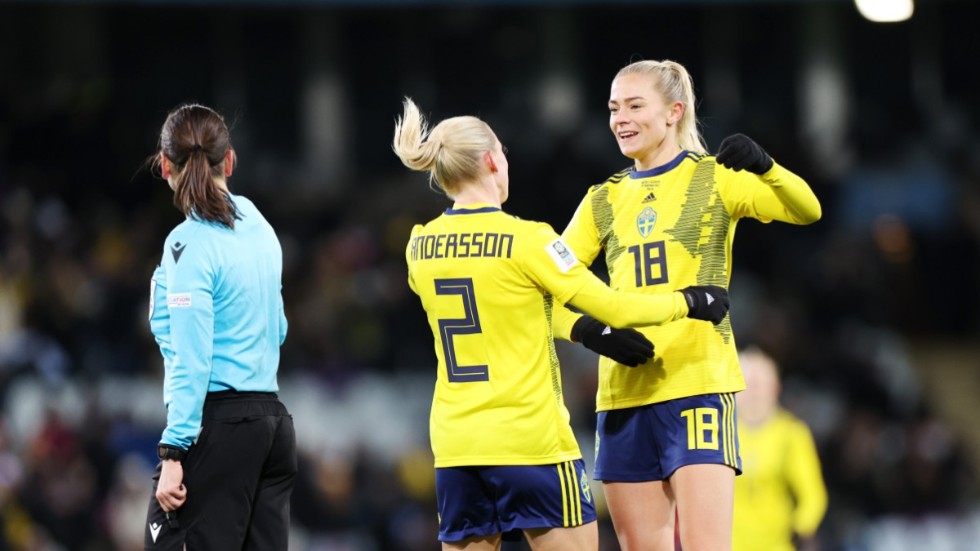 Jonna Andersson kramar om Fridolina Rolfö, till höger, efter den sistnämndas 2–0-mål under Sveriges VM-kvalmatch mot Slovakien i Malmö.
