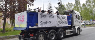 Studenterna firade på torget i Skellefteå: ”Läskigt att vi ska ut i vuxenvärlden”