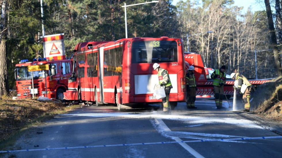 Ett tjugotal personer skadades, varav fyra allvarligt, i en bussolycka i Värmdö, öster om Stockholm på måndagsmorgonen.