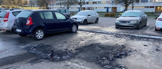 Två bilar sattes i lågor i Brandkärr – sannolikt anlagda