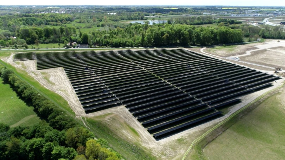 Solenergiföretaget HP Solartech vill anlägga en sex hektar stor solcellspark vid Flytthem utanför Horn. Här syns en illustration som finns med i företagets initiala ansökan till länsstyrelsen.