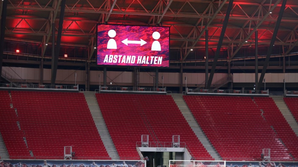 "Håll avstånd", står det på skylten i Leipzig när Leipzig och Leverkusen spelade inför tomma läktare den 28 november. Nu väntas tomma läktare för samtliga Bundesligalag. Arkivbild.