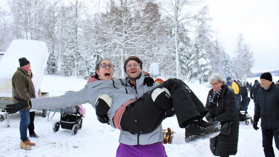 Elisabeth Wolmeryd och Hampus Torstensson har skottat upp en långfärdsbana på Nossen.