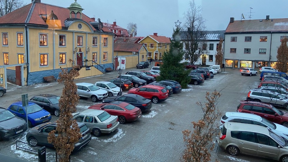 Hans Lundén vill behålla parkeringen på Rådhustorget i Mariefred. Det är bra för alla som vill handla i centrum, menar han.