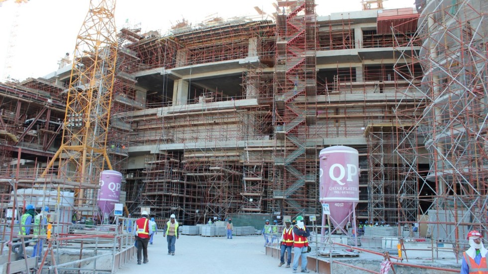 Här byggs en arena till fotbolls-VM nästa år. Svenska fotbollförbundet är i Qatar just nu och framför synpunkter om bland annat migrantarbetarnas villkor. Arkivbild.