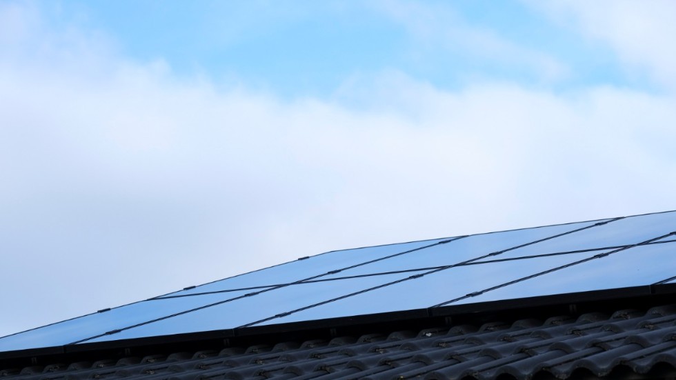 Miljöpartiet vill installera solpaneler i alla byggnader som byggs eller renoveras av kommunen, skriver debattören. 