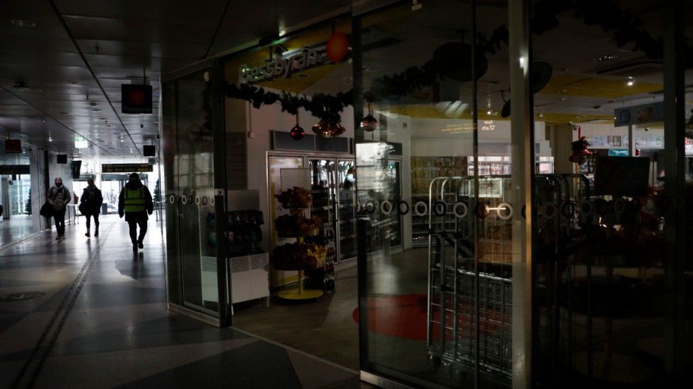 Centralstationen i Stockholm har drabbades av ett strömavbrott som påverkade butiker, biljettautomater och rulltrappor.
