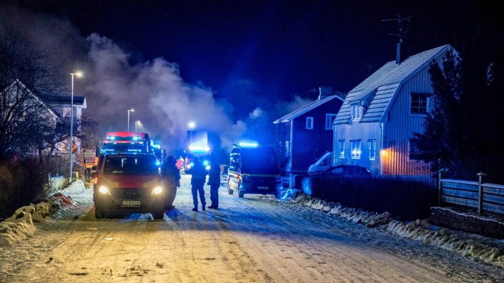 Villan, i ett bostadsområde i Sandviken, började brinna under natten mot juldagen.