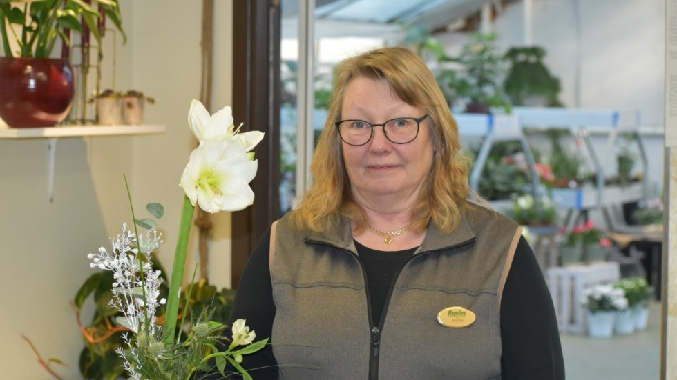 Anette Hagelin Emilsson berättar att efterfrågan på vita amarylisstänger kommer vara högt inför nyårshelgen.