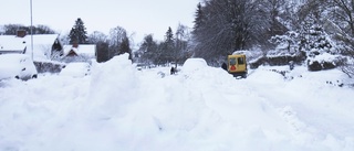 Samhällsstörningar i snösmockans spår – felparkerade bilar bromsar röjningen: "Jätteproblem"