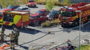 Brand i flerfamiljshus i Eskilstuna – flera brandbilar ryckte ut
