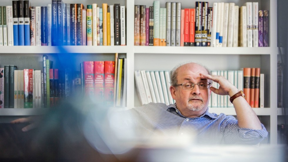 Under ett framträdande i New York knivhöggs den 75-årige författaren Salman Rushdie.