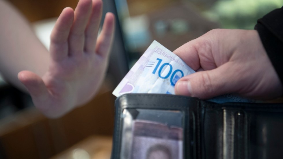 Kontantanvändningen minskar i snabb takt i Sverige. I september läggs statligt subventionerade Kassagirot ner.