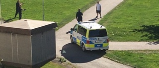 Poliser med dragna vapen grep man i Oxelösund – tvingades avlossa varningsskott