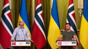 Norges statsminister i Kiev – lovar miljardstöd