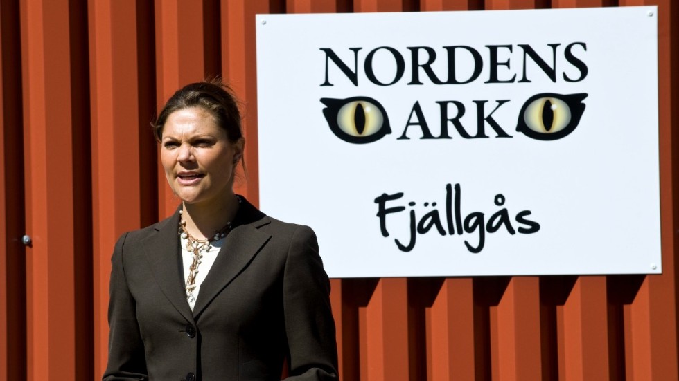 Kronprinsessan Victoria har engagerat sig i fjällgåsen. Här är hon med och inviger Nordens arks avelsanläggning för fjällgås i Bohuslän 2009. Arkivbild.