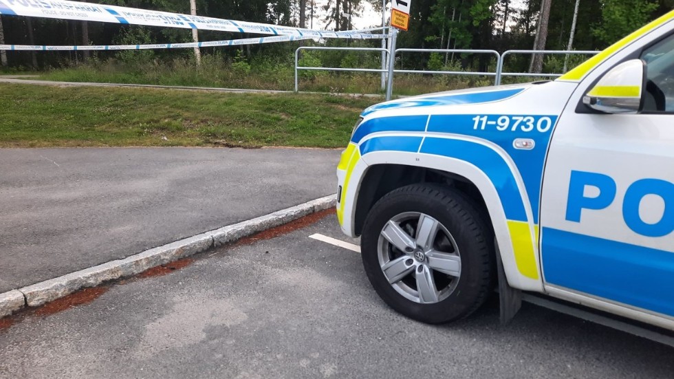 En svårt skadad person anträffades utomhus på Morö Backe. Polisen har inlett en förundersökning om försök till mord.