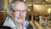 Fanatikerna tar plats på revyscenen i Åker