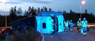 Lastbil välte vid rondell utanför Katrineholm
