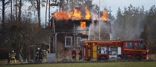 Fullt utvecklad villabrand på Selaön