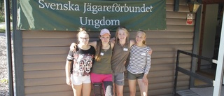 Läger för unga jägare lockar fyra tjejer till Klinkeboda