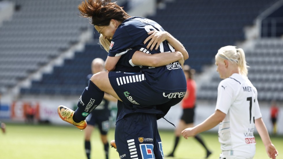 Linköping vann med förkrossande 7–0 hemma mot Umeå efter två mål av Yuka Momiki på bilden.