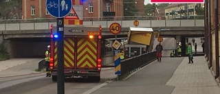 Lastbil fastnade under viadukt i centrala Eskilstuna