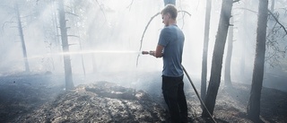 Emil och Tomas hjälpte brandkåren med släckningsarbetet av branden på Arnö