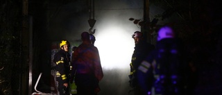 Stor insats vid Djurgårdsberget i Eskilstuna efter brand i gammal militäranläggning