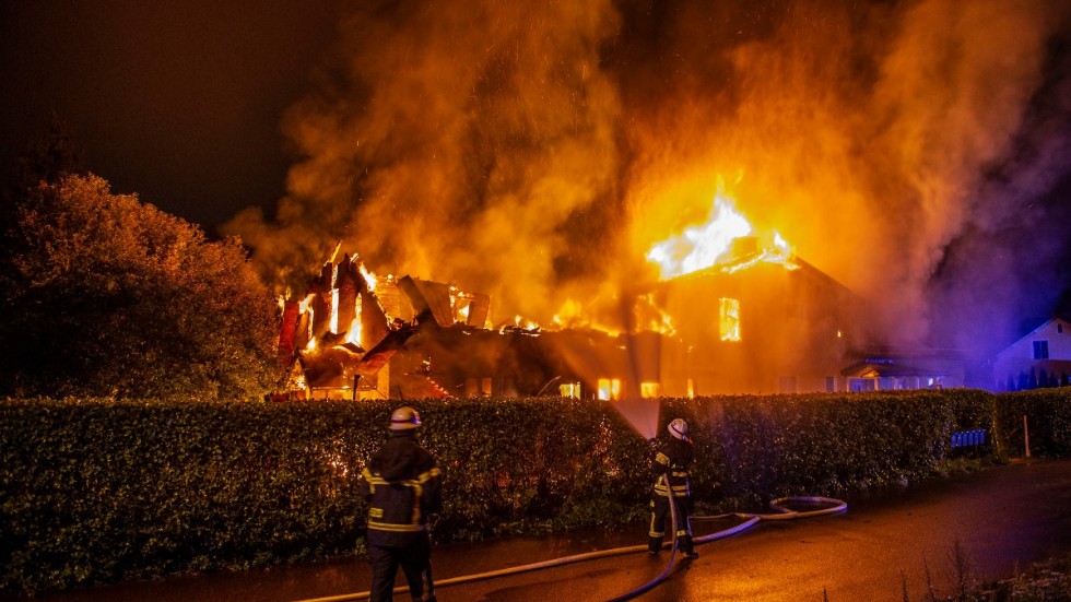 Ett flerfamiljshus i Hedemora kommun började brinna under natten till fredagen.