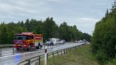 Ny olycka norr om kommungränsen • Flera fordon inblandade • E22 stängdes av