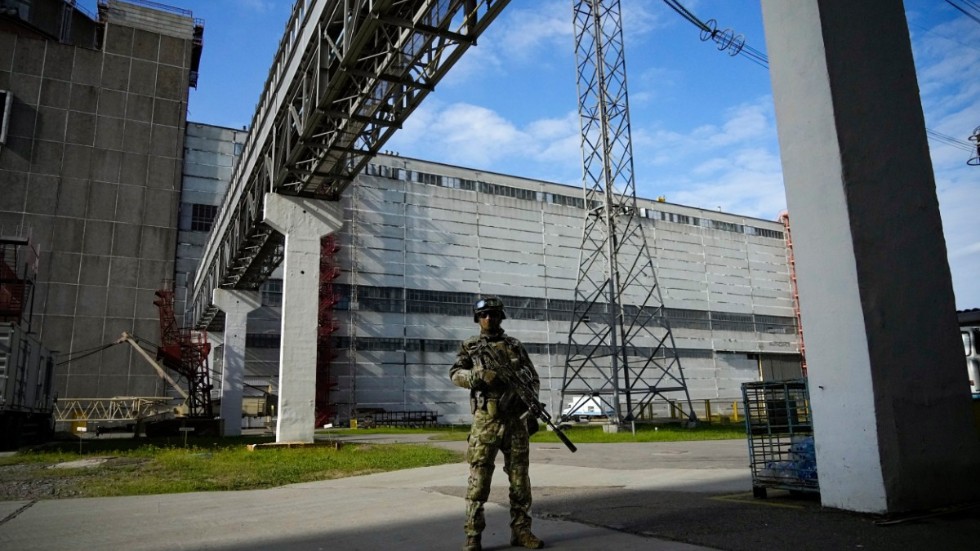 En rysk soldat står på vakt i en del av ukrainska kärnkraftverket Zaporizjzja, som ryska styrkor ockuperar. Bilden är från i maj.