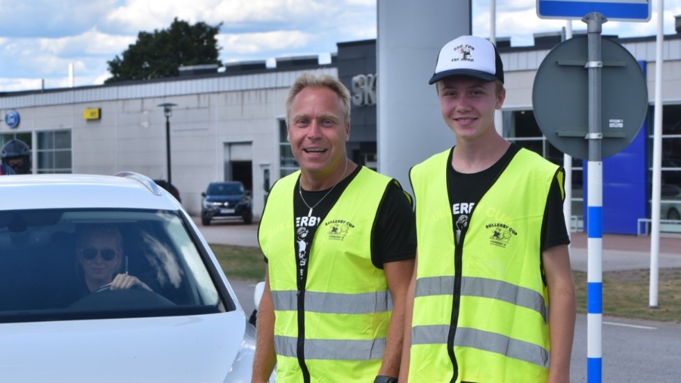  Far och son, Håkan och Olle, styr upp och dirigerar trafiken vid Bullerby Cup: "Det är roligt att prata med folk".    