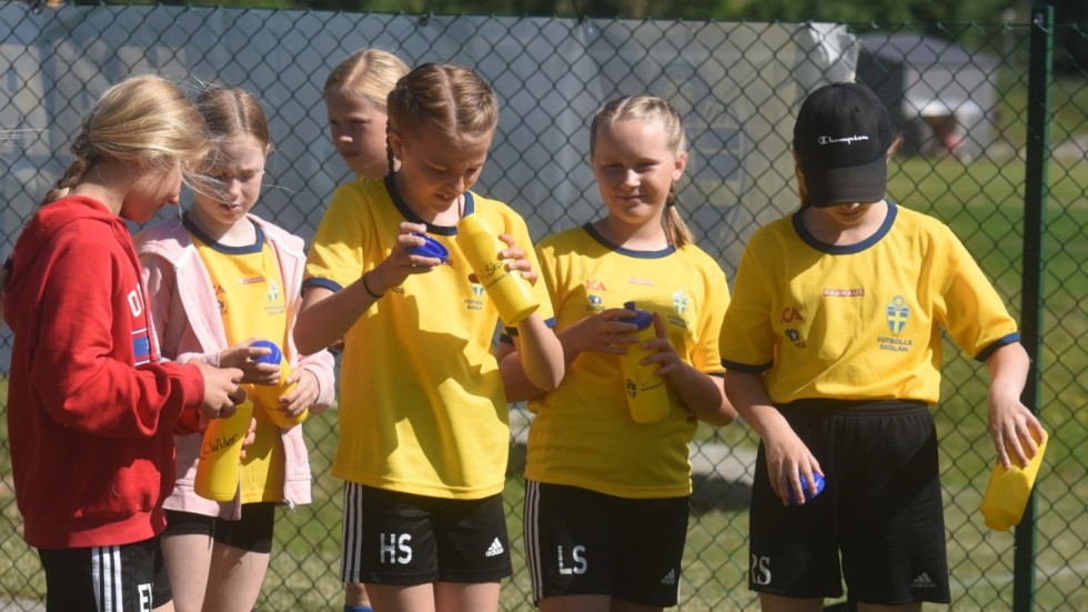 Hedvig Skattung och Lea Skoglund gillar att få träna och träffa kompisar på Fotbollsskolan.