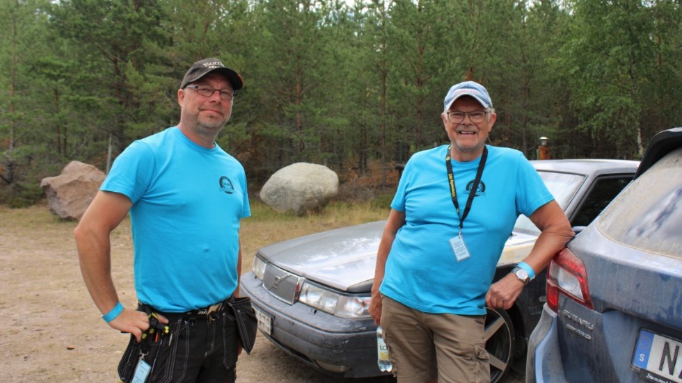 "Ta en bra bild, annars blir våra fruar sura", säger Samuelsson och Eklund som sköter parkeringen.