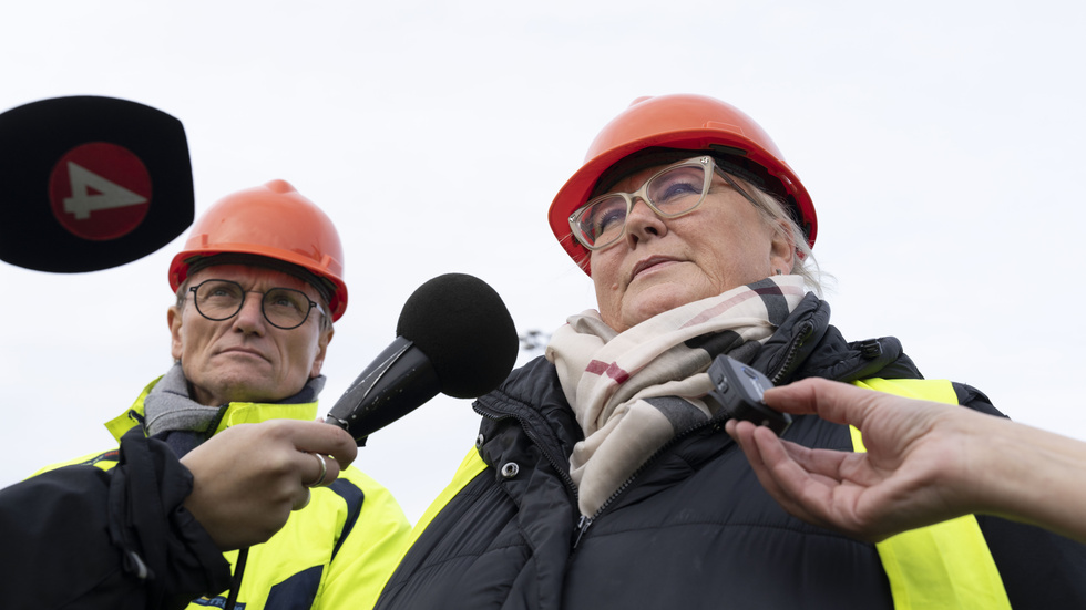 Jan Seeman, TT-Lines tekniska chef, och Anette Wugk, Sverigechef på TT-Line, på en pressträff i Stillerydshamnen i Karlshamn efter att grundstötta färjan Marco Polo bogserats i land.