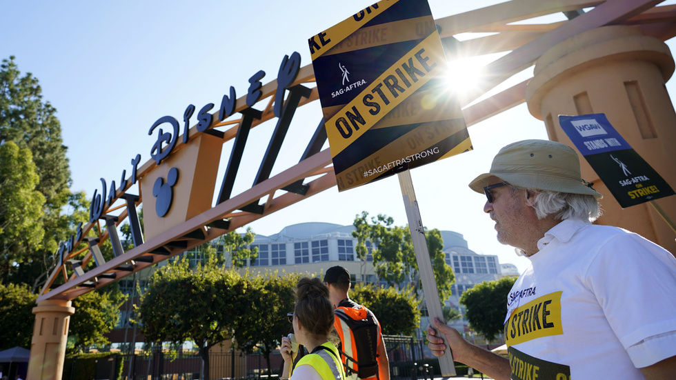 Strejkande fackmedlemmar utanför Walt Disney Studios i Burbank, Kalifornien. Strejken avbryts under torsdagen sedan ett preliminärt avtal har lagts fram. Arkivbild.