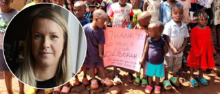 Deborah hjälper barn i Uganda – flyger dit med 120 kilo bagage