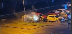 TV: Här brinner bilen i Hageby 