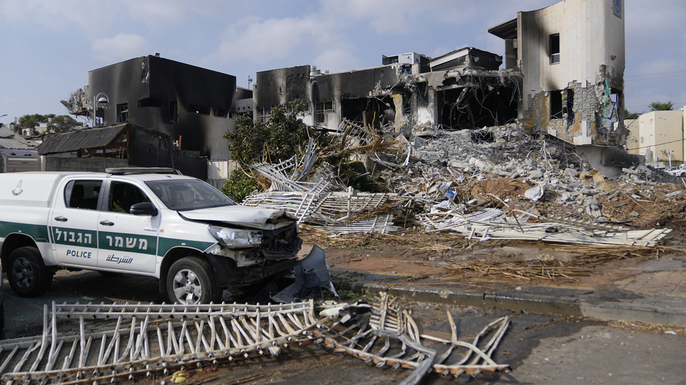 Terrorister från Hamas gick på lördagen bland annat till attack i den israeliska staden Sderot och mördade enligt nyhetsbyrån AP hundratals israeler i näraliggande byar och samhällen. 