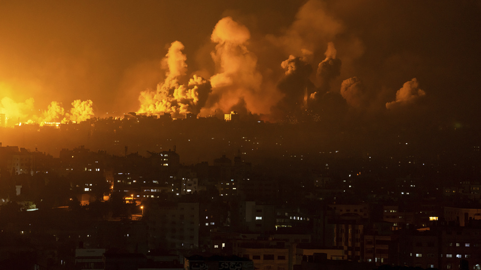 Eld och rök stiger mot himlen efter en israelisk flygräd mot Gaza på söndagen.