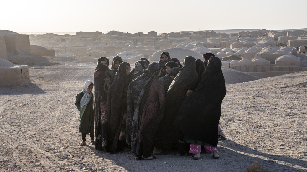 Afghanska kvinnor i Heratprovinsen sörjer sina släktingar efter skalvet i lördags.