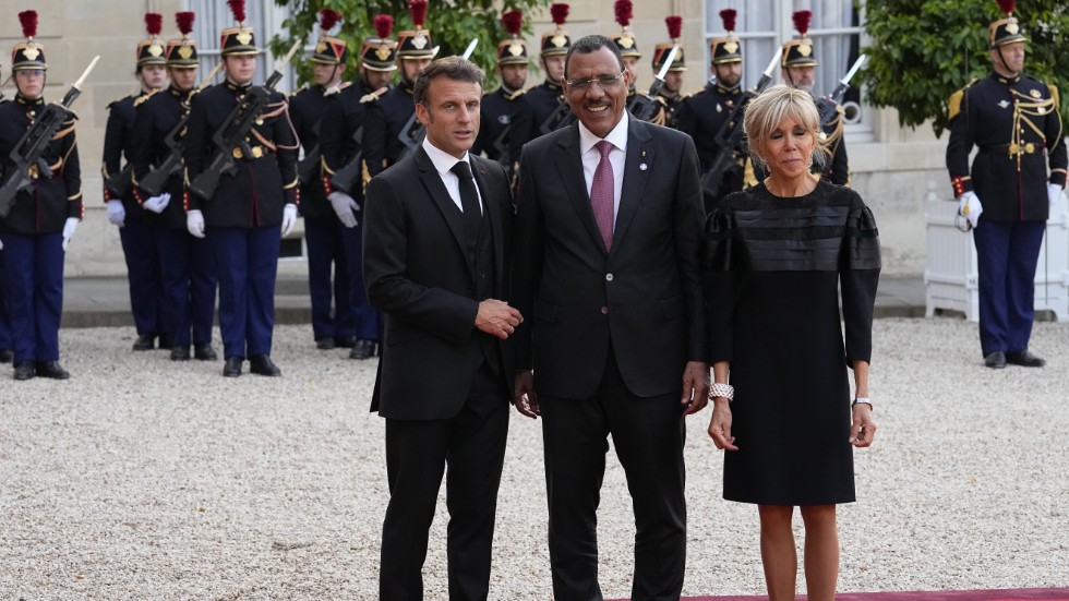 Det var då. Emmanuel Macron och hans fru Brigitte Macron välkomnar Mohamed Bazoum till Paris i juni.