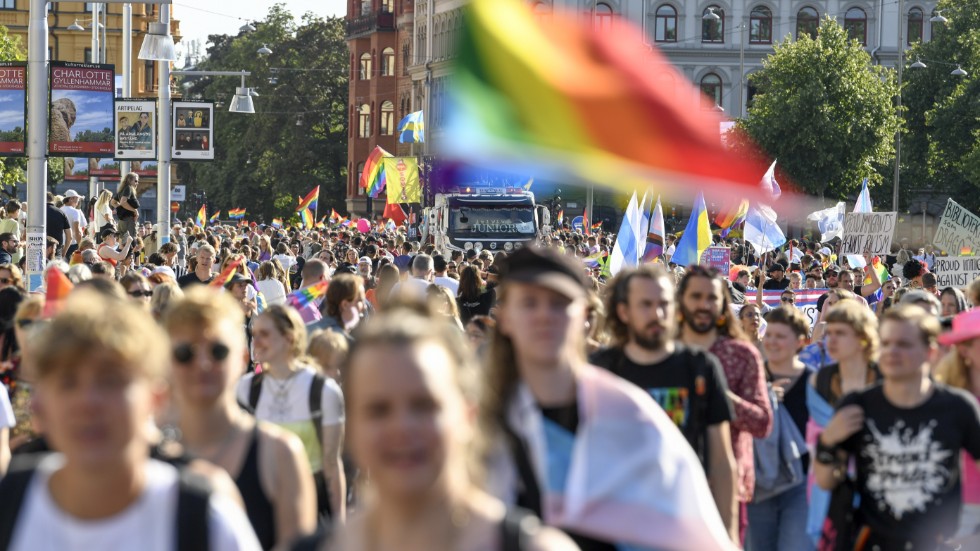 Pridetåget ringlade sig genom Stockholm.